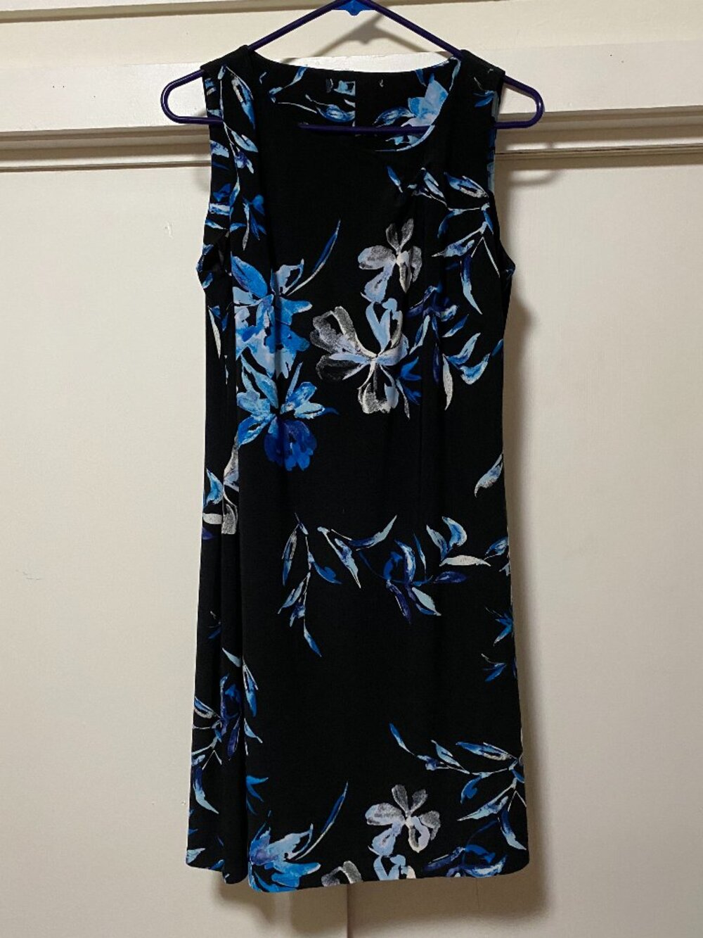 **Beautiful sleeveless, black dress with multi blue color flowers, size L
